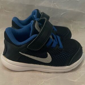 New Nike flex run shoes size 4C
